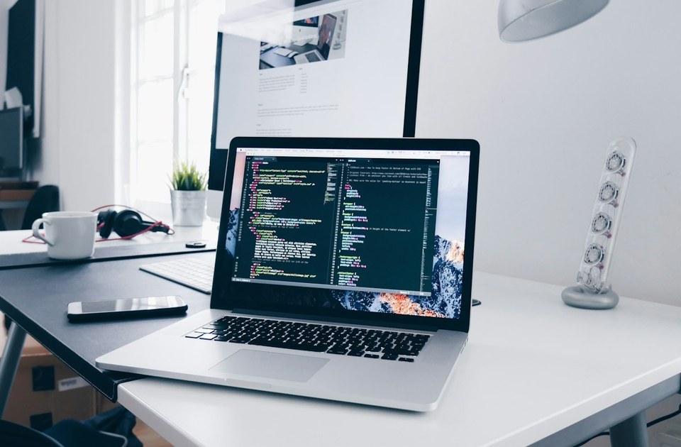 Desarrollo Web en Pantalla Laptop DEVINAV